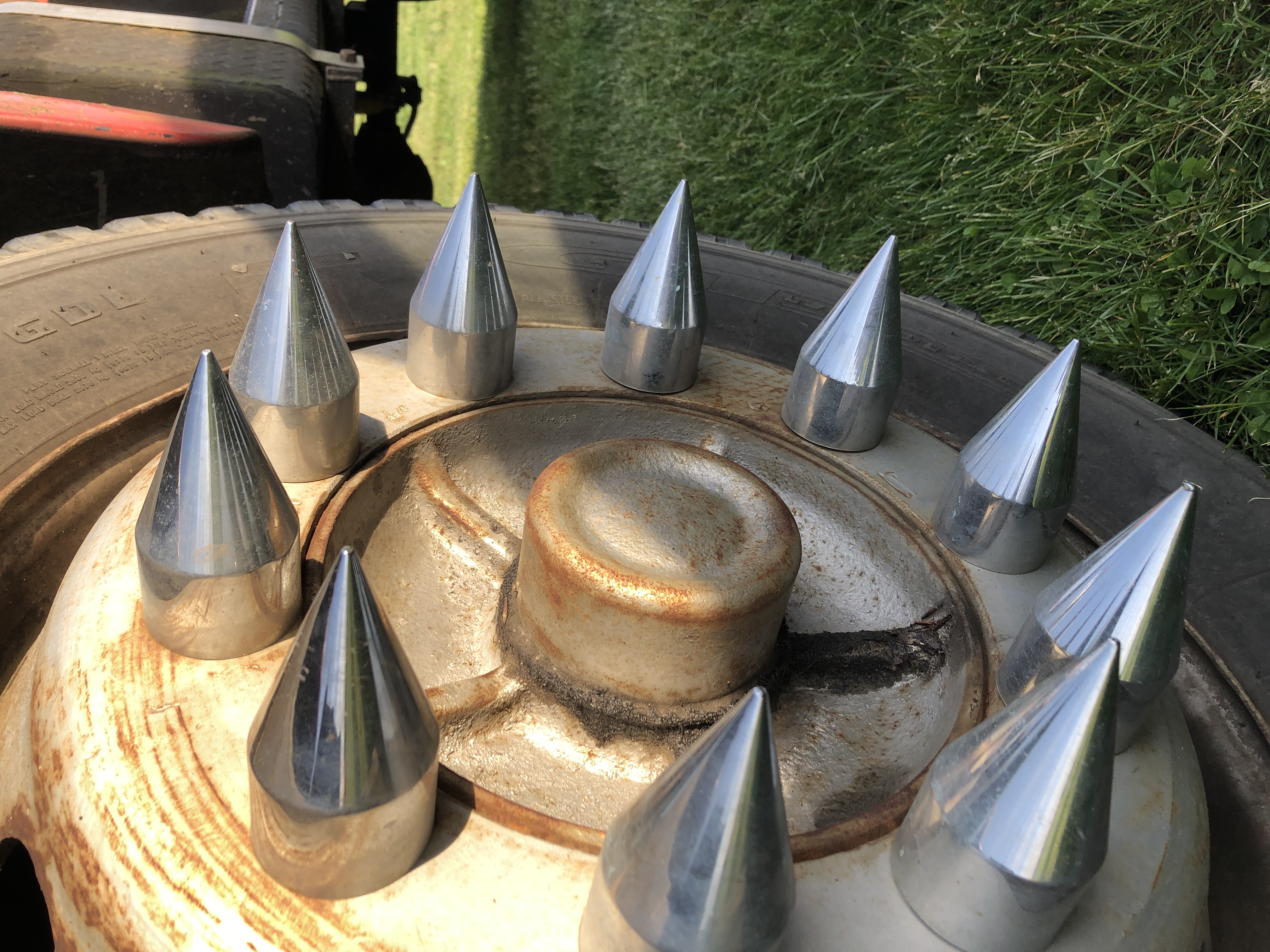 spiked lug nuts